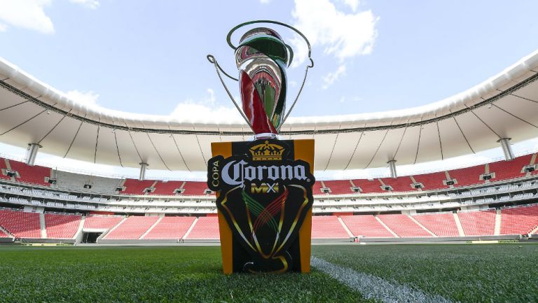 Trofeo de la Copa MX en la cancha del Estadio Chivas