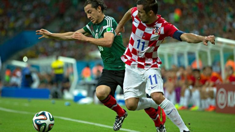 Guardado pelea un balón en el juego frente a Croacia de 2014