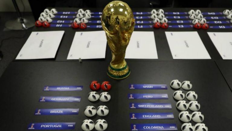 Copa del Mundo con las bolas del sorteo de Mundial de Rusia 2018