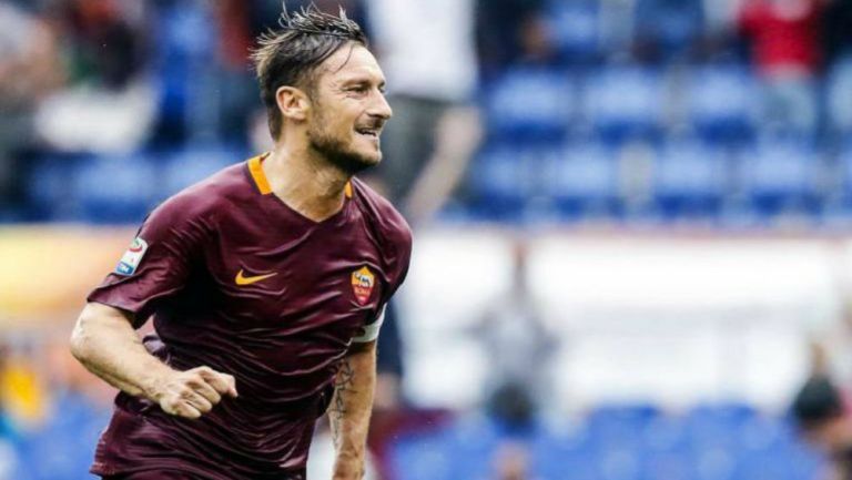 Francesco Totti festeja un gol con la playera de la Roma