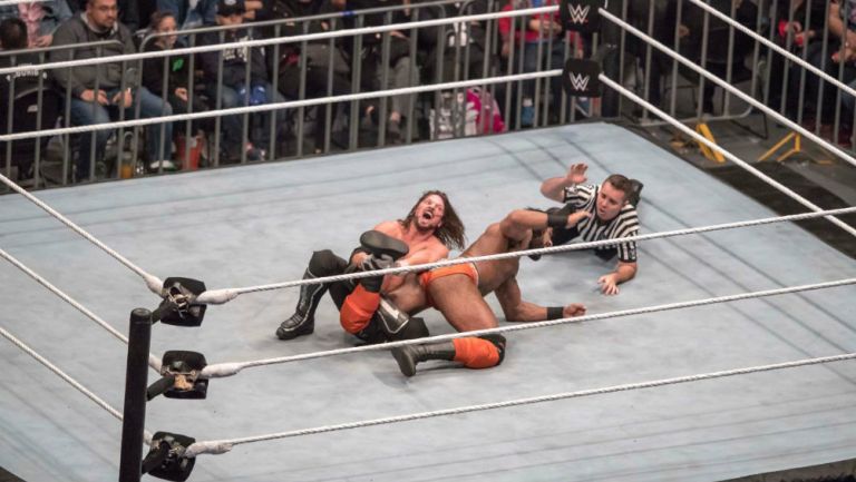 AJ Styles le aplica una llave a Jinder Mahal 