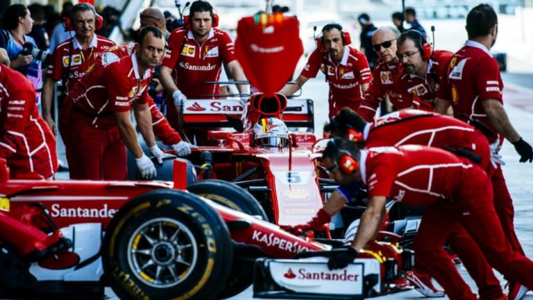 Monoplaza de Ferrari en una competencia 