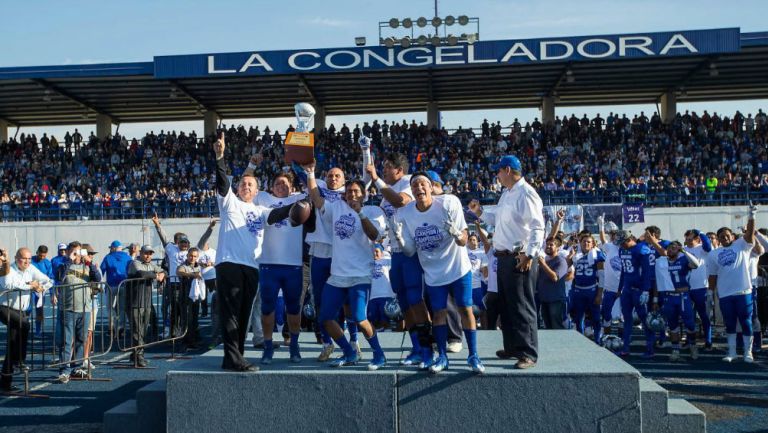 Los jugadores de Borregos Toluca celebran el tazón de Campeones