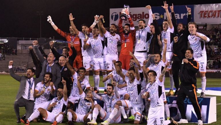 Jugadores de Alebrijes festejan su título del Apertura 2017 del Ascenso MX