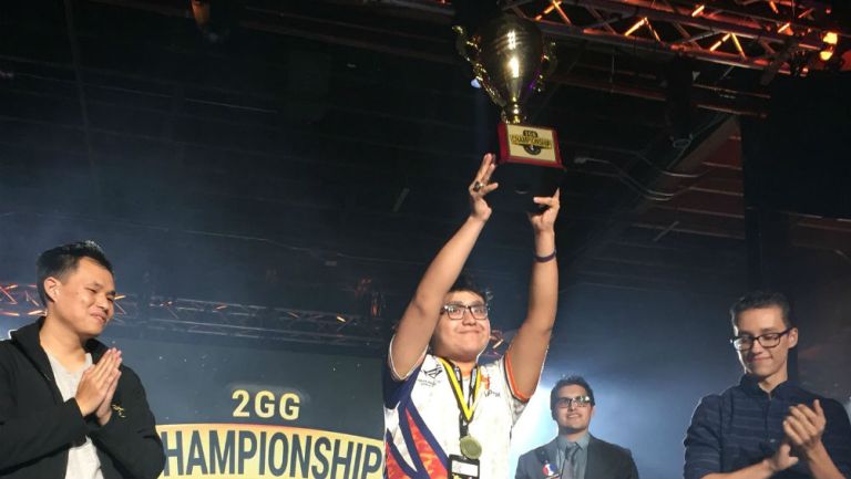 MKLeo levanta el trofeo de campeón en la Esports Arena de California
