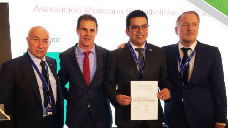  Edson Zwarics y Álvaro Ortiz posan con el reconocimiento de la AMFpro