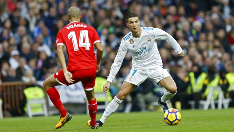 Ronaldo y Pizárro durante el partido Real Madrid vs Sevilla