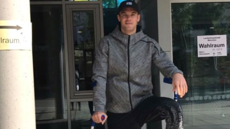 Neuer posa en una foto con sus muletas