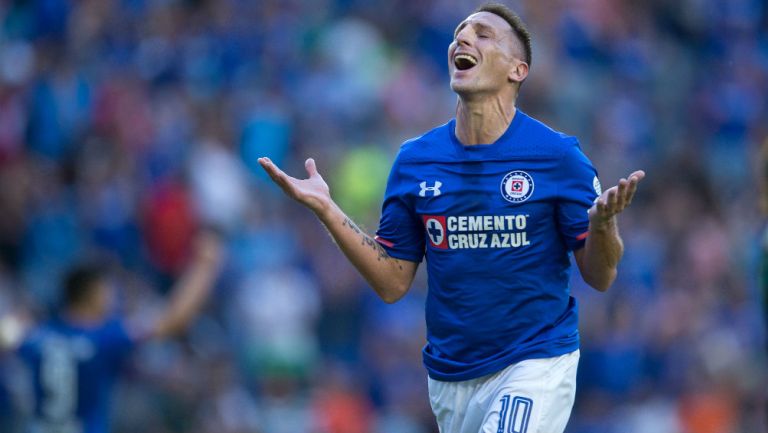 Christian Giménez celebra gol con Cruz Azul
