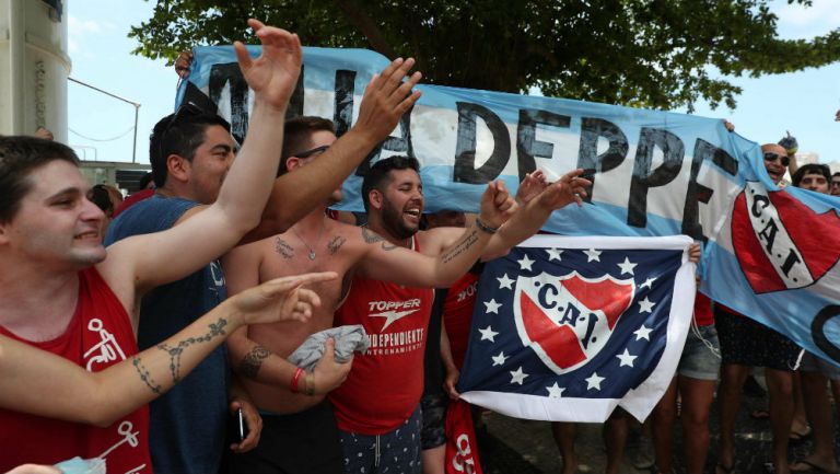 Afición del Independiente alienta a su equipo  