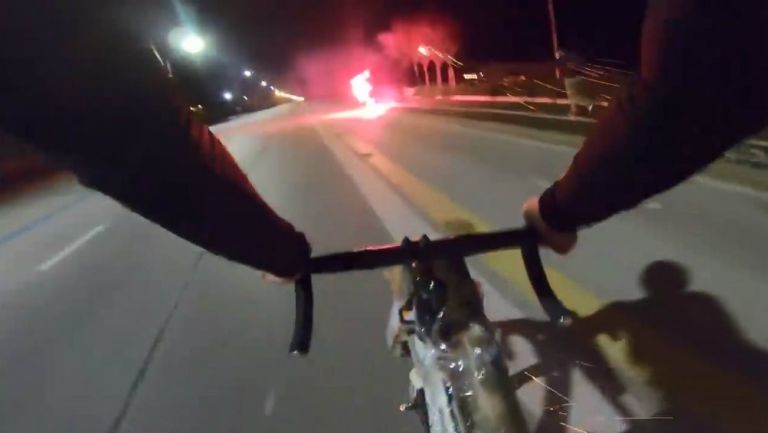 Ciclista lanza juegos pirotécnicos contra sus agresores 