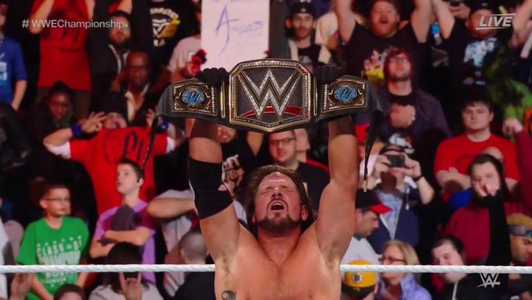 AJ Styles celebra con el título