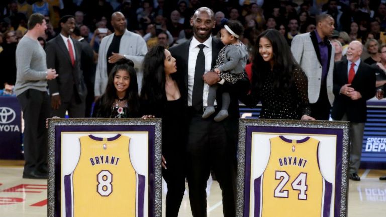 Kobe Bryant posa junto a su familia en la ceremonia de retirada de sus números