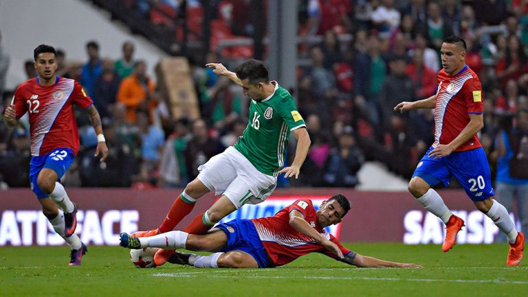 Herrera sufre una falta durante un cotejo contra Costa Rica