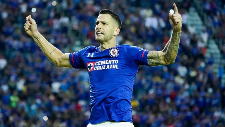 Méndez celebra un gol con Cruz Azul