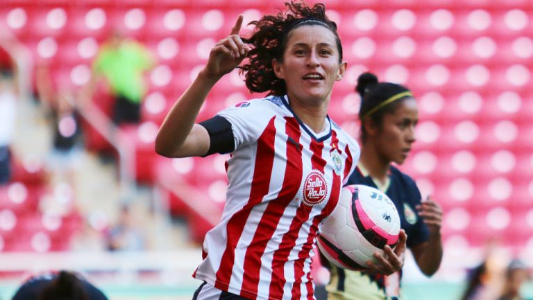 Tania Morales celebra un gol con Chivas