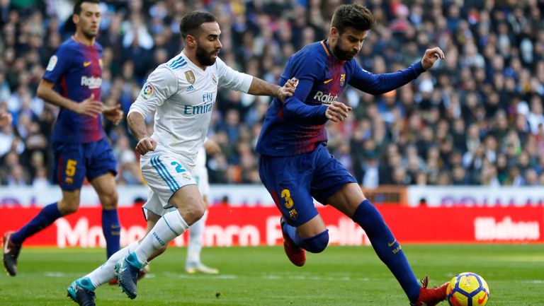Carvajal y Piqué pelean el esférico en el Bernabéu 
