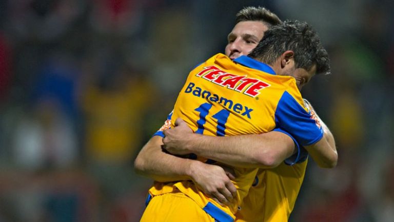Gignac  y Damián Álvarez se abrazan en un juego de Tigres en 2015