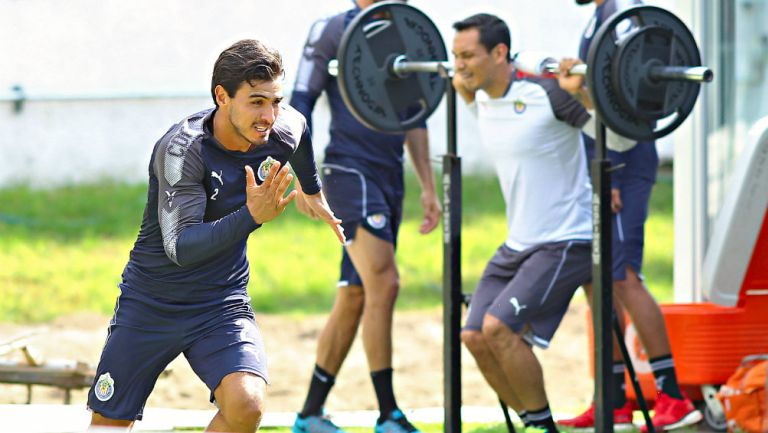 Oswaldo Alanís, durante un entrenamiento con Chivas 