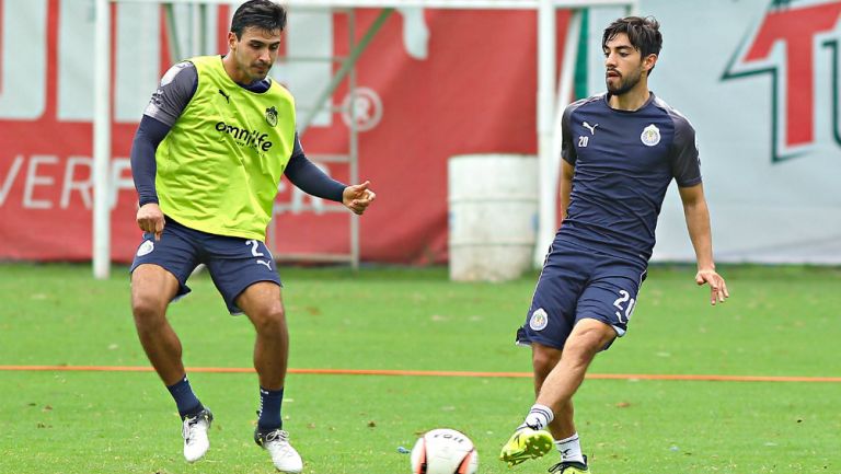 Alanís y Pizarro, durante un entrenamiento con Chivas