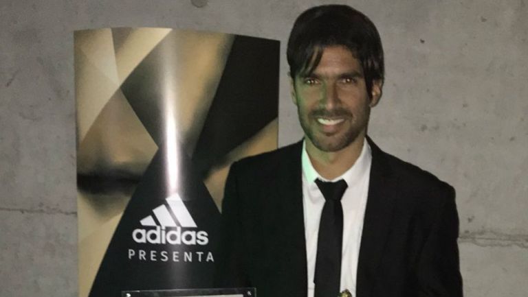 Sebastián Abreu recibe premio con Deportes Puerto Montt