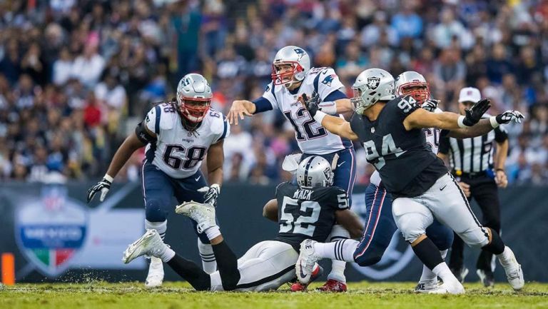 La defensiva de Raiders trata de evitar el avance de Brady