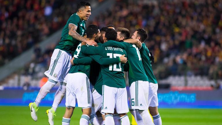 Selección Mexicana festeja gol contra Bélgica