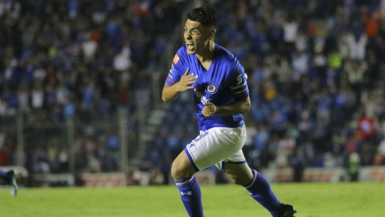 Felipe Mora festeja un gol con Cruz Azul 
