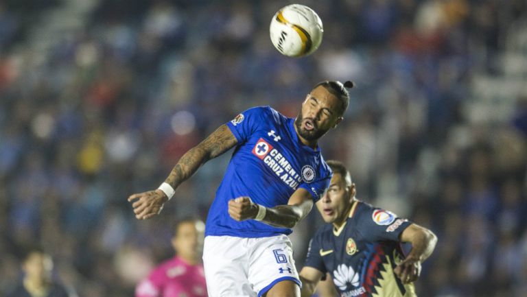 Julián Velázquez cabecea el balón en el Cruz Azul vs América 