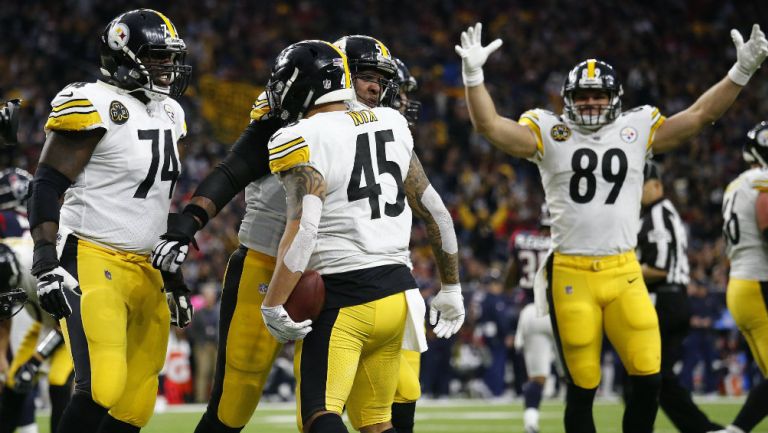 Jugadores de Pittsburgh celebra un Touchdown
