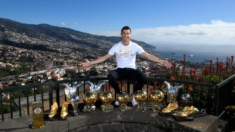 Cristiano Ronaldo posa con sus trofeos en Madeira 