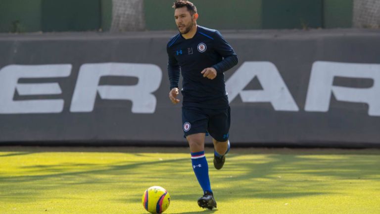 Montoya conduce el balón durante un entrenamiento con Cruz Azul
