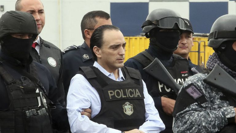 Roberto Borge, custodiado para abordar el avión en Panamá