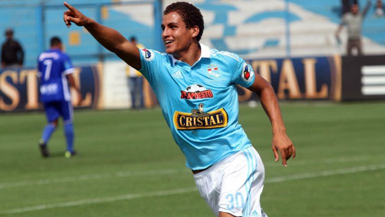 Alexander Succar celebra un gol con el Sporting Cristal