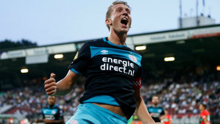 Luuk de Jong festeja un gol con el PSV