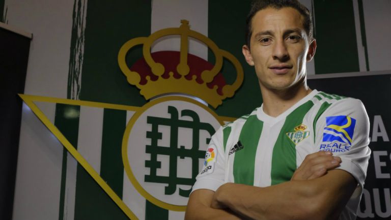Andrés Guardado posa para la lente del Real Betis