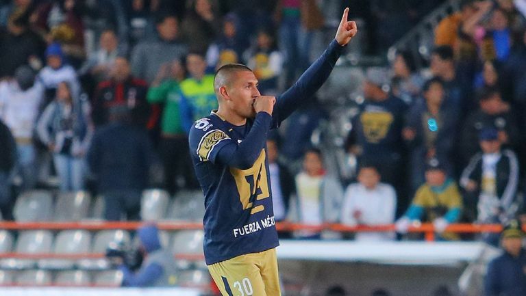 Nico Castillo festeja un gol con Pumas