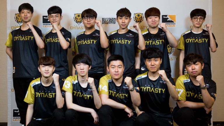 Los jugadores del Seoul Dynasty posan tras el triunfo