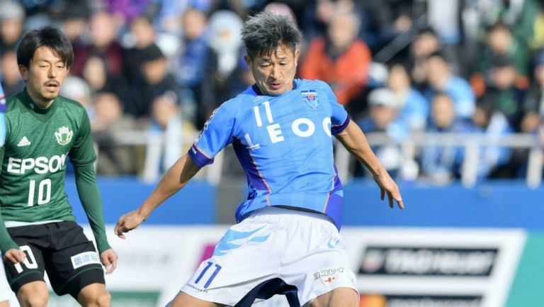 Kazuyoshi Miura (Der) anota un gol contra el  Matsumoto Yamaga 