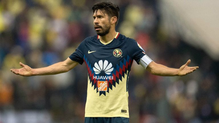 Oribe Peralta reclama sobre en el partido contra Tigres
