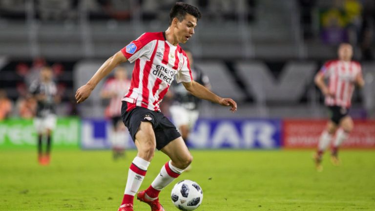 Lozano disputa un juego con el PSV Eindhoven