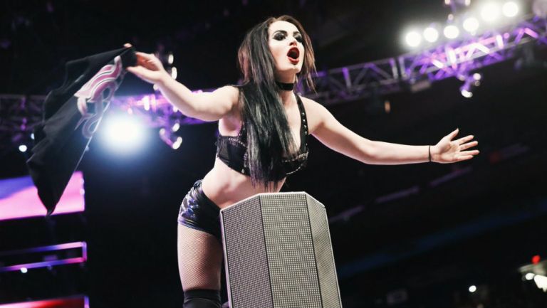Paige contempla a miles de aficionados desde el ring