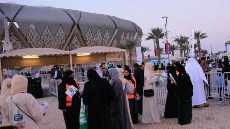 Mujeres a las afueras del King Abdullah Sports City, en Arabia Saudita