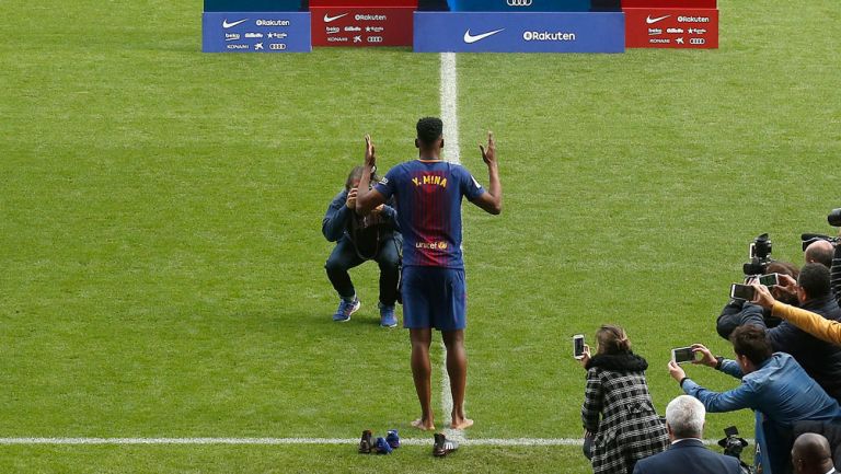 Yerry pisó descalzo el Camp Nou en su presentación 