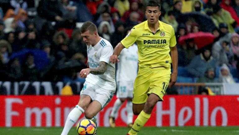 Toni Kroos pelea por el balón en el juego contra Villarreal