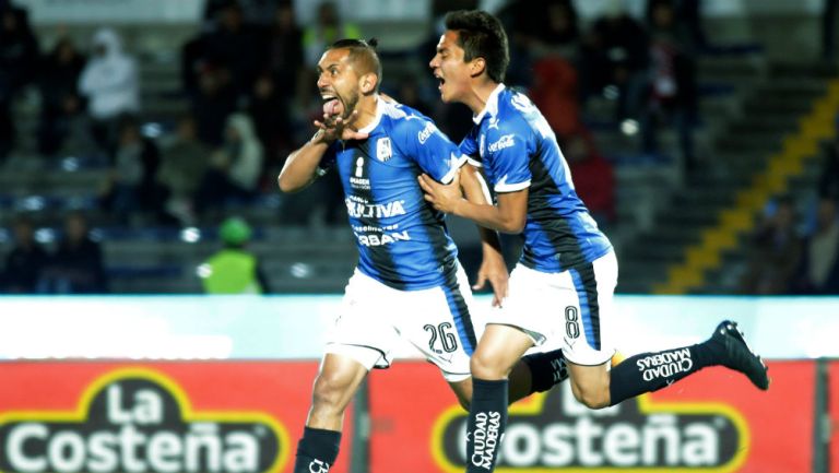 Erbin Trejo festeja gol frente a Lobos BUAP