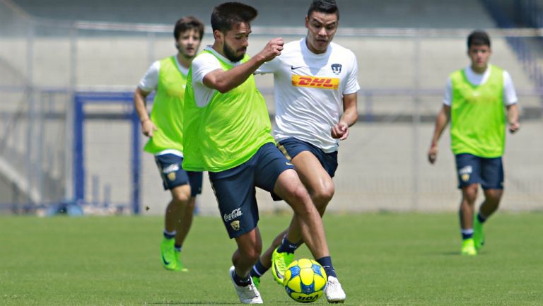 Luis Quintana y Pablo Barrera, durante un entrenamiento con Pumas