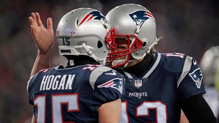 Brady festeja un TD con Hogan