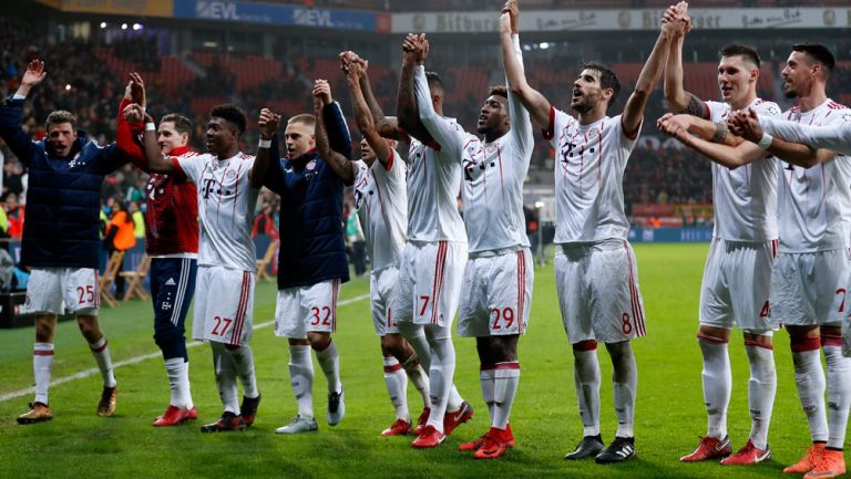 Jugadores del Bayern celebran un triunfo con su afición 