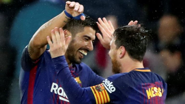 Lionel Messi festeja junto a Luis Suárez al marcar su gol